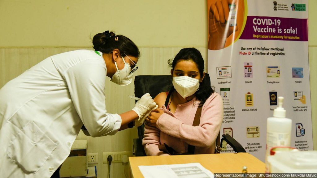 पूर्ण टीकाकरण का लक्ष्य 2021 में पूरा होगा या नहीं, देखिए क्या कहते हैं COVID Vaccination के आंकड़े
