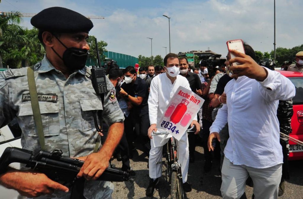 विपक्षी सांसदों संग नाश्ते के बाद साइकिल पर सवार होकर संसद पहुंचे राहुल गांधी