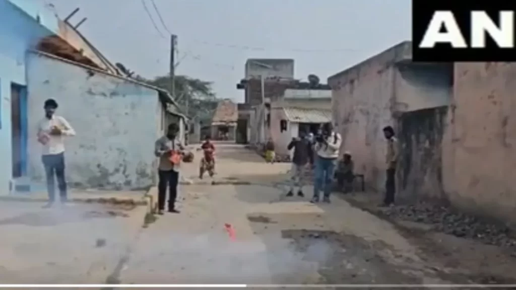सुप्रीम कोर्ट के फैसले के बाद बिलकिस बानो के घर पर जश्न का माहौल, फोड़े गए पटाखे